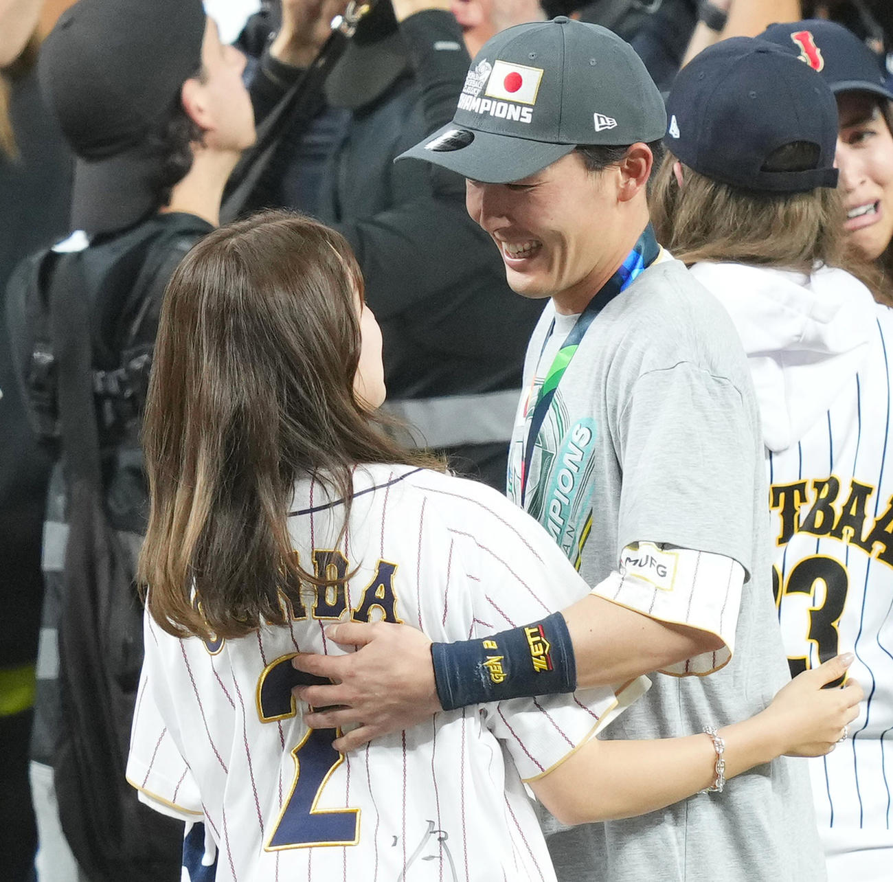 WBCを制し妻の衛藤美彩（左）に祝福される侍ジャパン源田壮亮