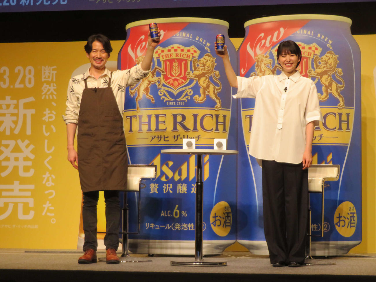 「アサヒ　ザ・リッチ　リニューアル新CM発表会」で笑みを浮かべる竹野内豊と長澤まさみ（撮影・村上幸将）