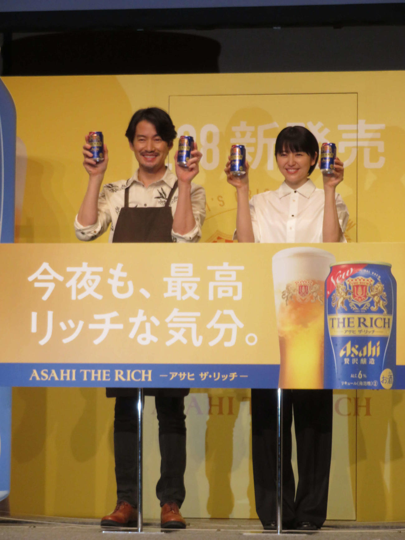 「アサヒ　ザ・リッチ　リニューアル新CM発表会」で笑みを浮かべる竹野内豊と長澤まさみ（撮影・村上幸将）