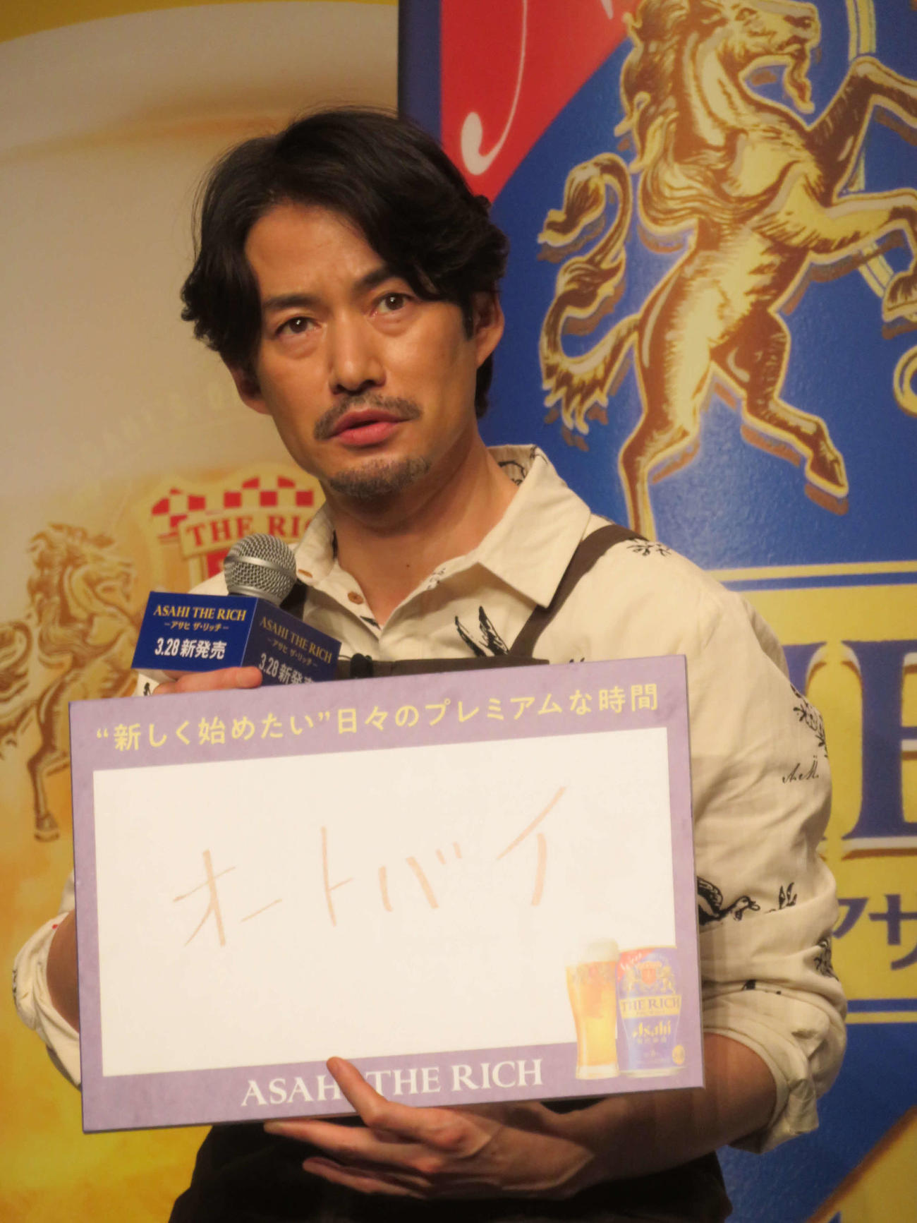 「アサヒ　ザ・リッチ　リニューアル新CM発表会」でオートバイについて熱く語る竹野内豊（撮影・村上幸将）