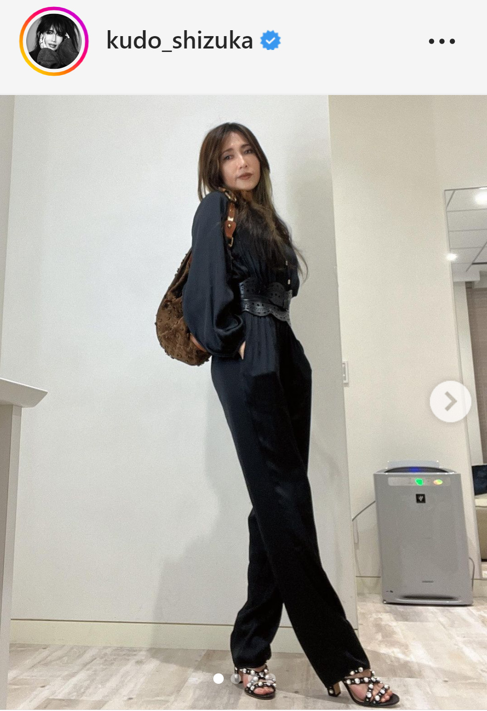 パンツルックの衣装を公開した工藤静香（工藤静香のインスタグラムから）
