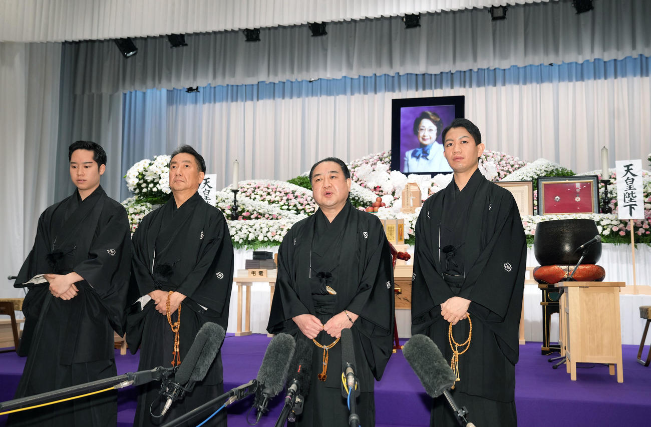 扇千景さんの告別式の前に祭壇を背に思い出を語る長男の中村鴈治郎（右から2人目）。左から孫の中村虎之介、次男の中村扇雀、1人おいて孫の中村壱太郎（撮影・狩俣裕三）
