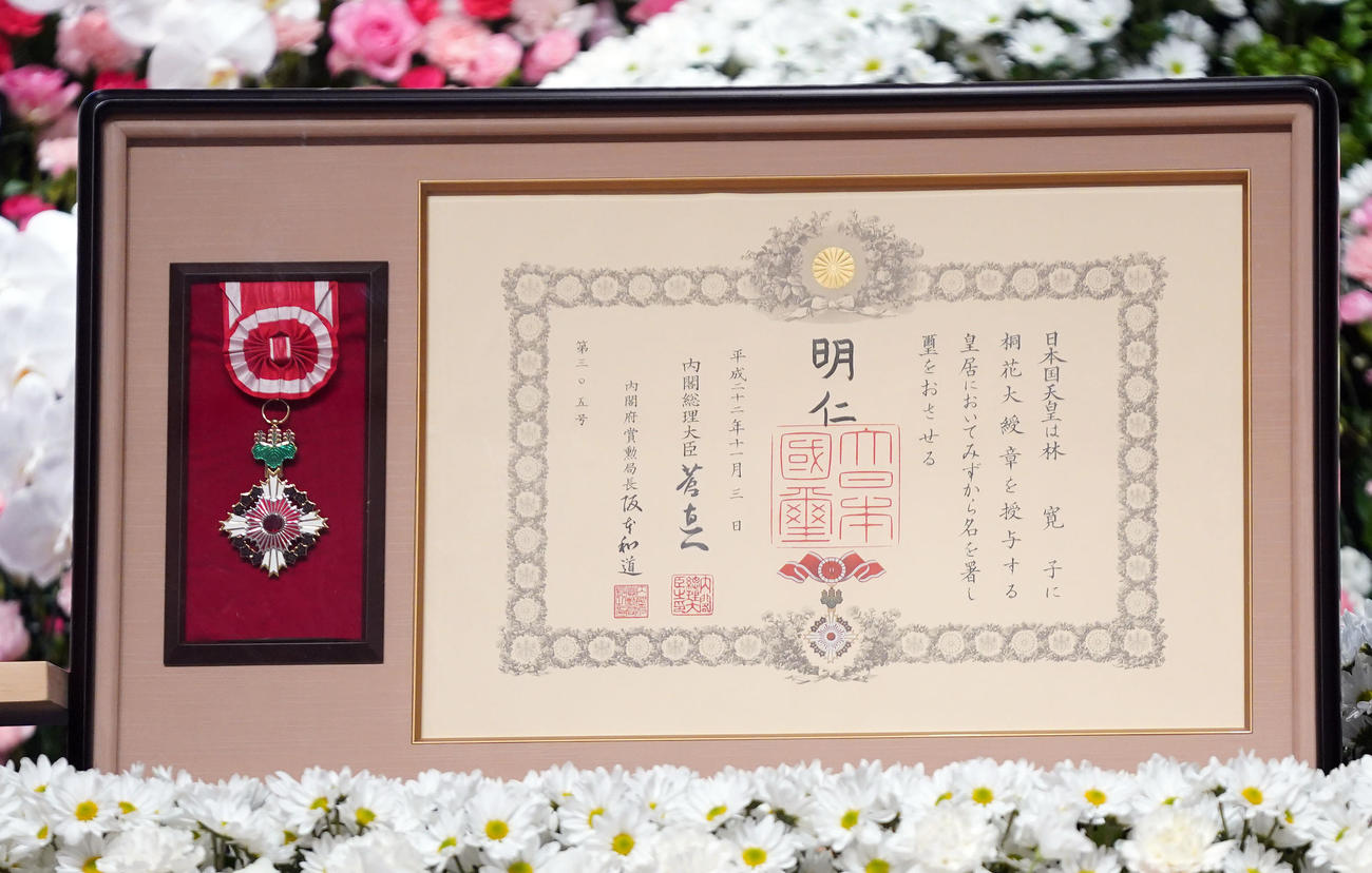 扇千景さんの告別式で祭壇に飾られた勲記と桐花大綬章（撮影・狩俣裕三）