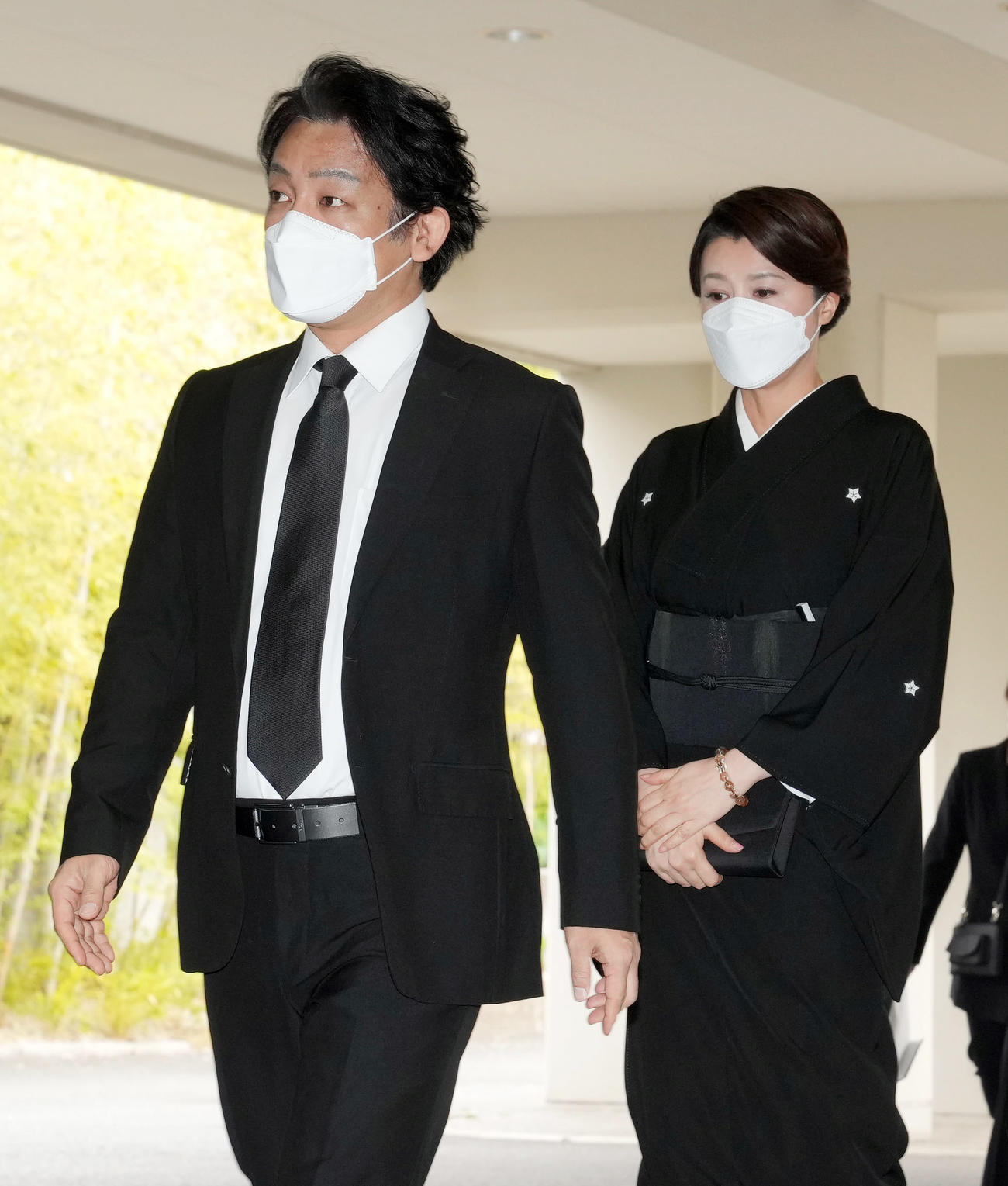 扇千景さんの告別式に参列する片岡愛之助（左）と妻の藤原紀香（撮影・狩俣裕三）