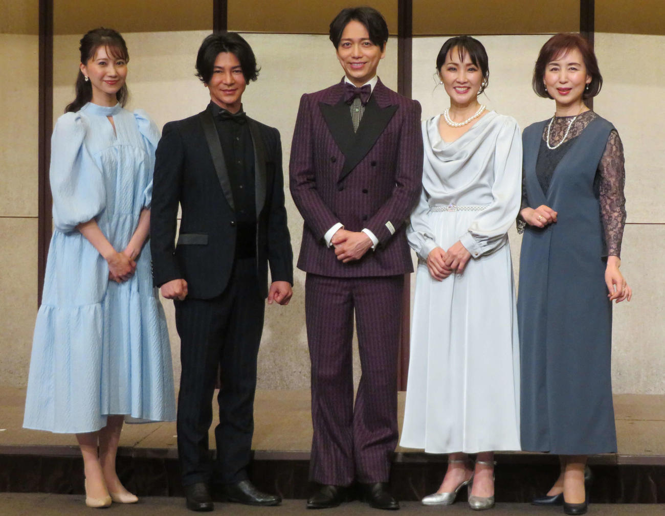 ミュージカル「ファインディング　ネバーランド」制作発表に出席した、左から夢咲ねね、武田真治、山崎育三郎、濱田めぐみ、杜けあき（撮影・村上幸将）
