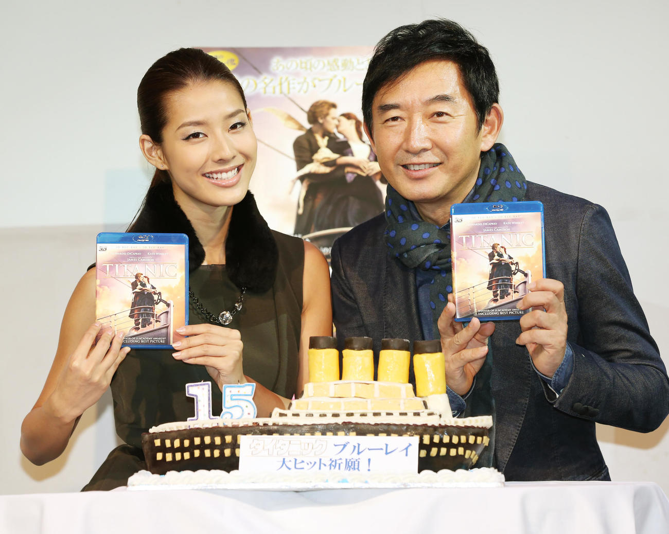 2012年、父石田純一（右）とトークセッションを行ったモデルのすみれ