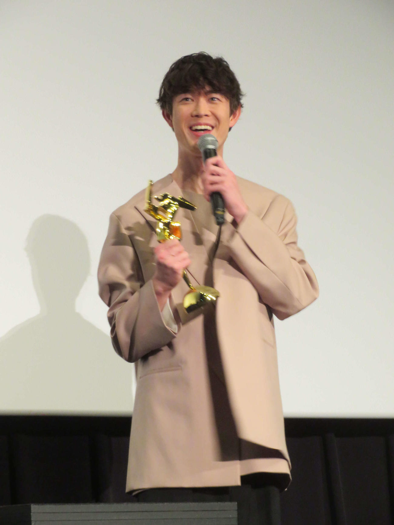 第16回アジア・フィルム・アワード最優秀助演男優賞受賞を受けて開催された映画「エゴイスト」凱旋舞台あいさつに登壇し、トロフィーを手に笑顔の宮沢氷魚（撮影・村上幸将）