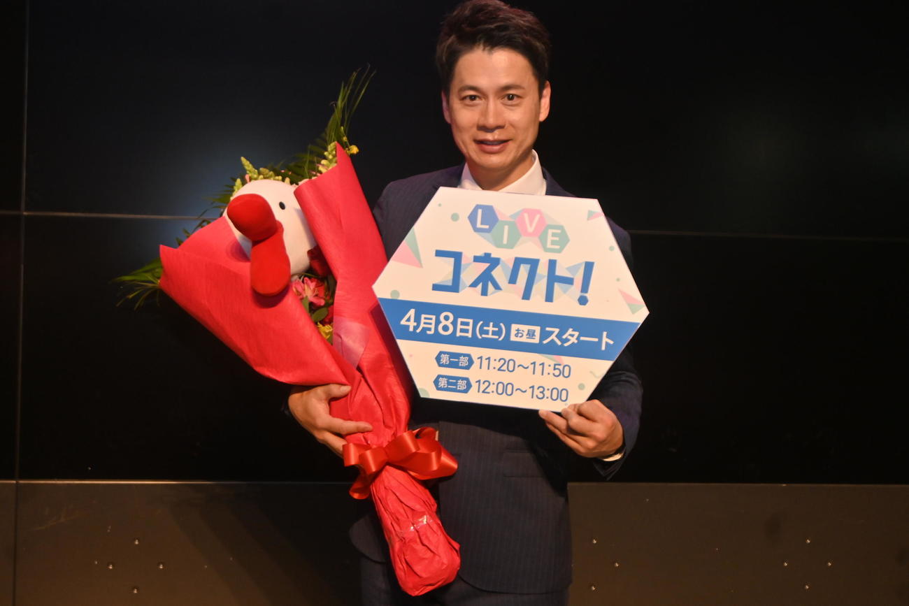 スタッフから誕生日を祝う花束を渡され、MCを務めるカンテレの生情報番組「LIVEコネクト！」の抱負を語る石井亮次アナ（撮影・松浦隆司）