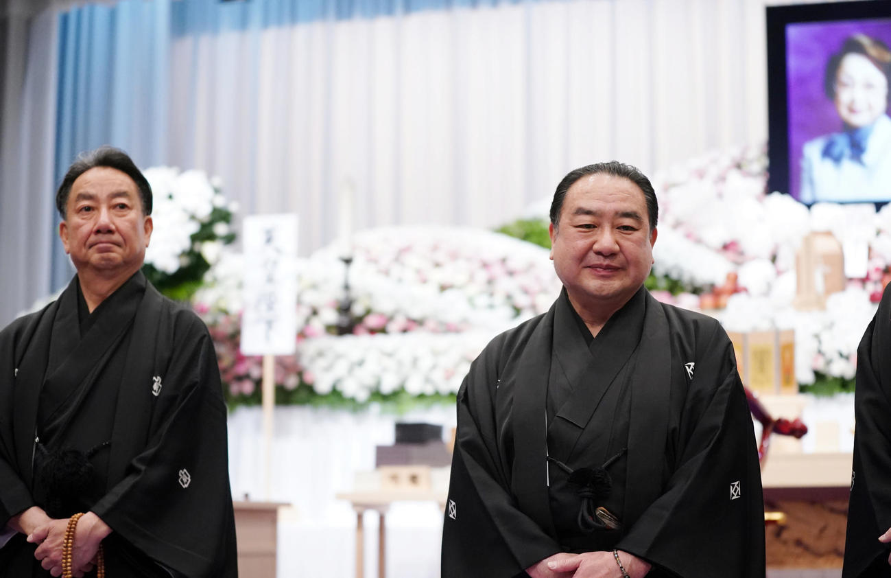 扇千景さんの告別式の前に祭壇を背に思い出を語る長男の中村鴈治郎（右）。左は次男の中村扇雀