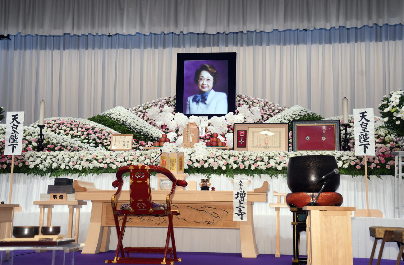 扇千景さんの告別式に設置された扇形に花が飾られた祭壇（撮影・狩俣裕三）