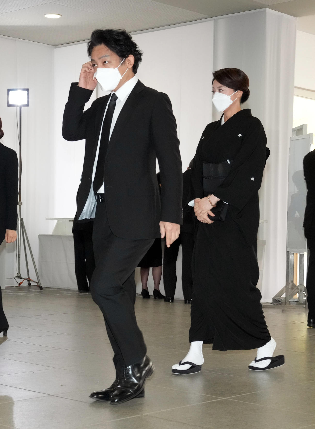 扇千景さんの告別式に参列する片岡愛之助（左）と妻の藤原紀香（撮影・狩俣裕三）