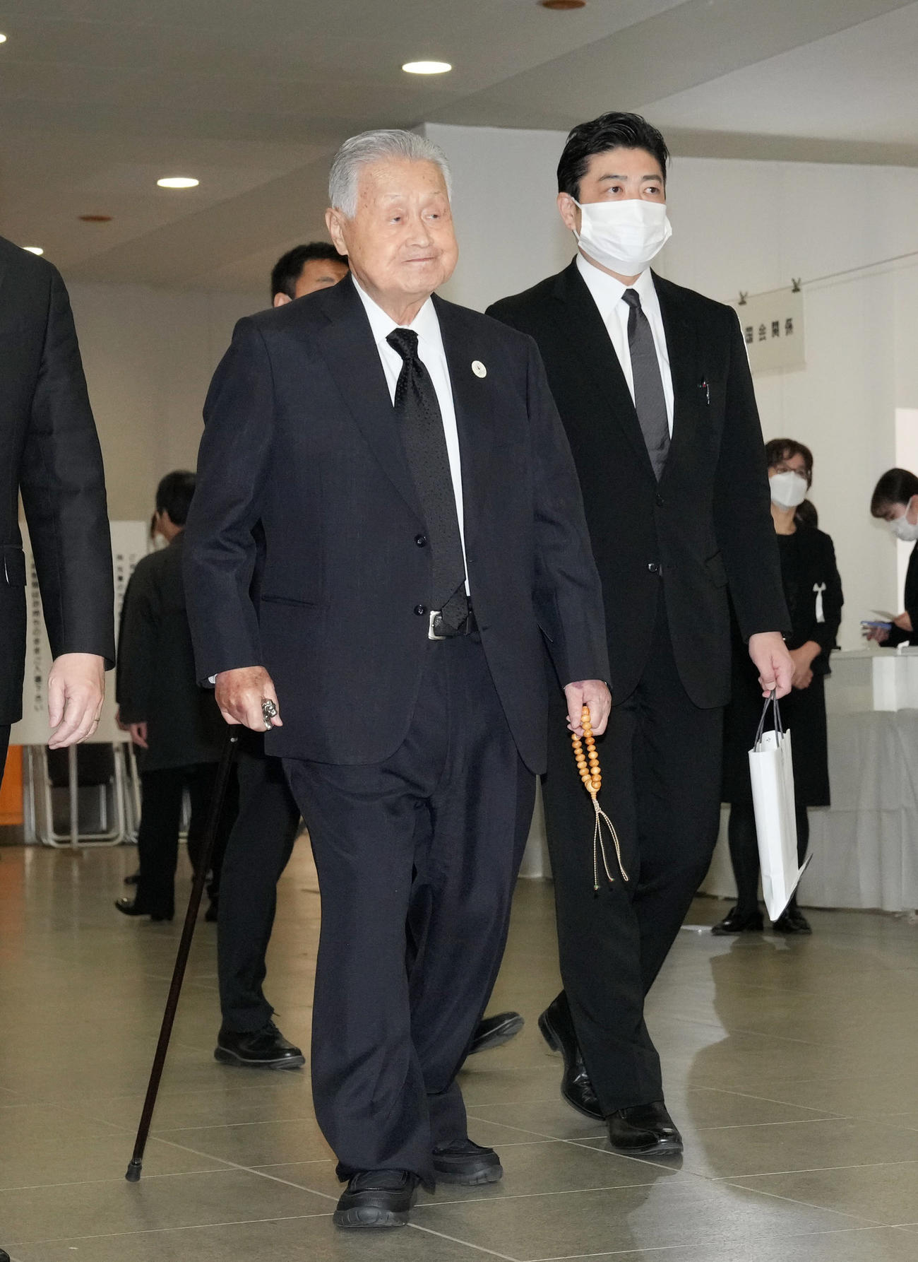 扇千景さんの告別式に参列する森喜朗氏（左）（撮影・狩俣裕三）