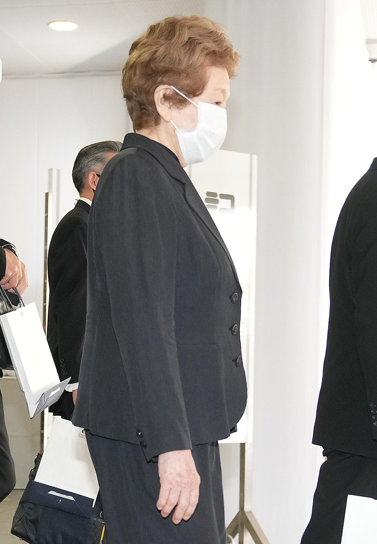 扇千景さんの告別式後に引き揚げる中山恭子氏（撮影・狩俣裕三）