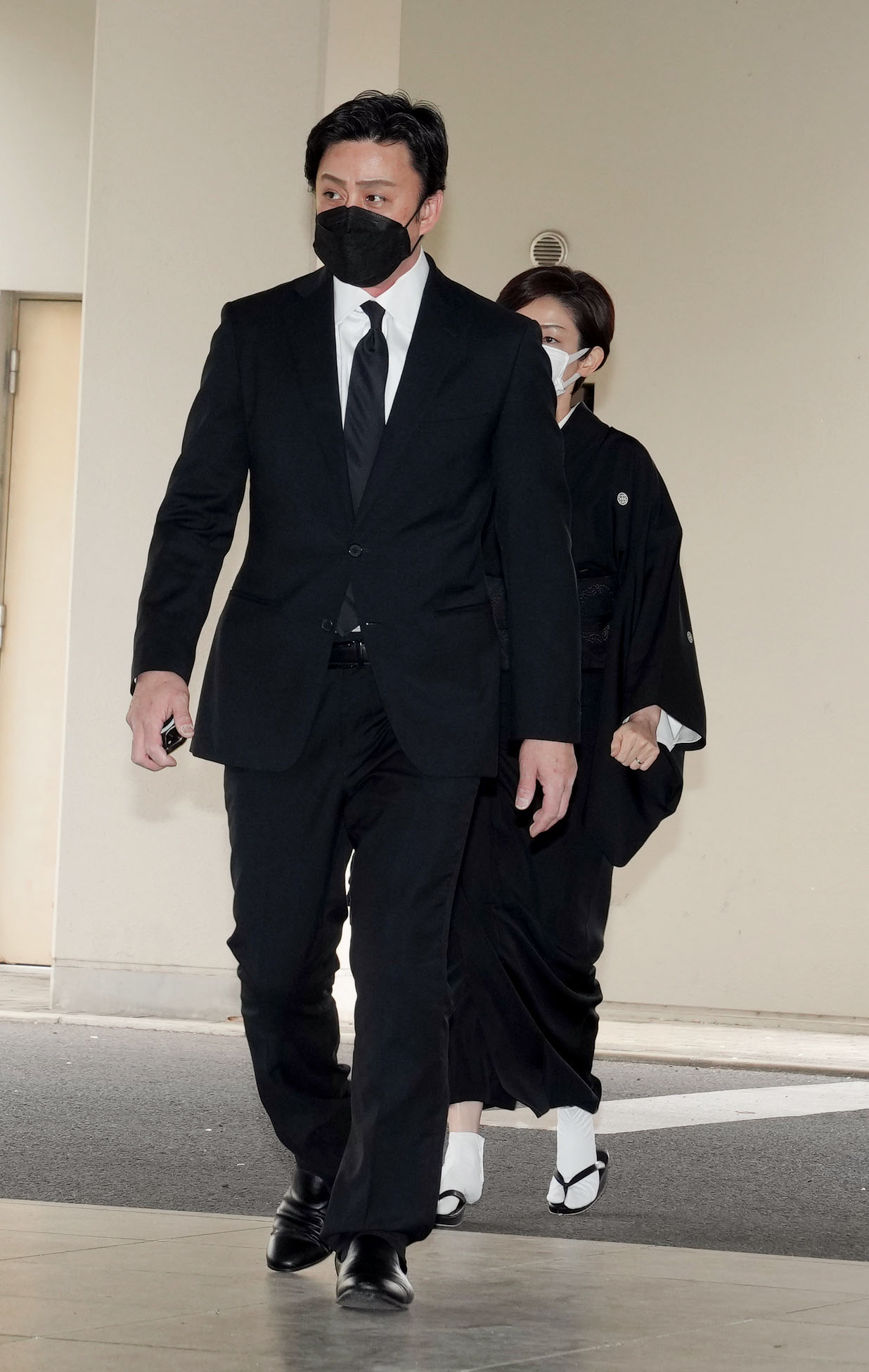 扇千景さんの告別式に参列する松本幸四郎（撮影・狩俣裕三）