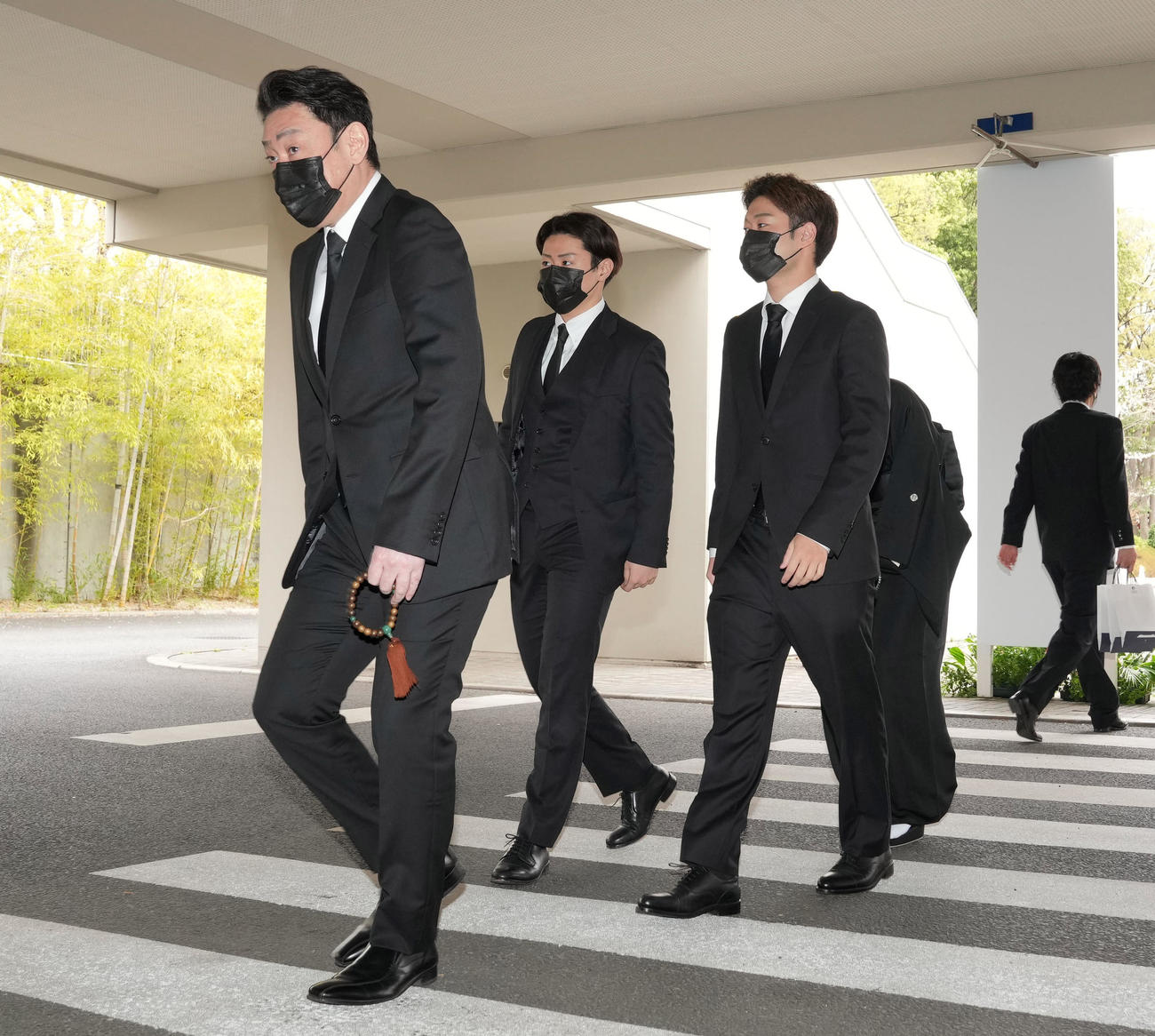 扇千景さんの告別式に参列する、左から中村芝翫、三男の中村歌之助、次男の中村福之助（撮影・狩俣裕三）
