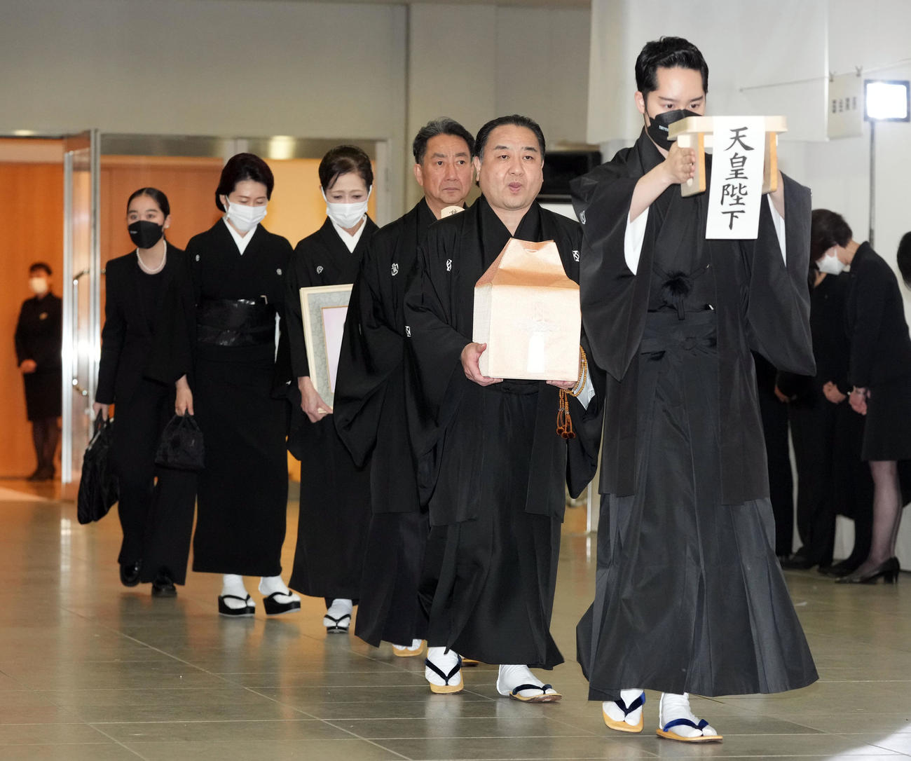 扇千景さんの告別式を終え、遺骨を手に引き揚げる長男の中村鴈治郎（右から2人目）。手前右から孫の中村虎之介、1人おいて次男の中村扇雀（撮影・狩俣裕三）