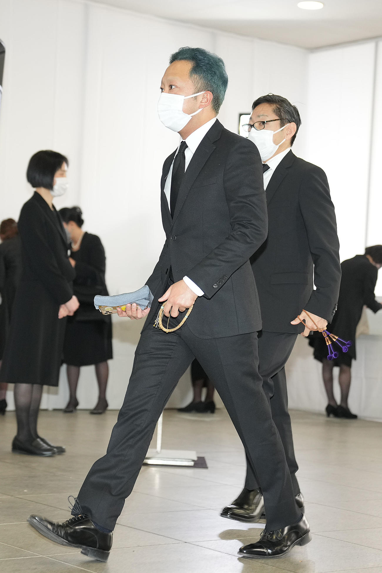 扇千景さんの告別式に参列する市川猿之助（左）と香川照之（撮影・狩俣裕三）