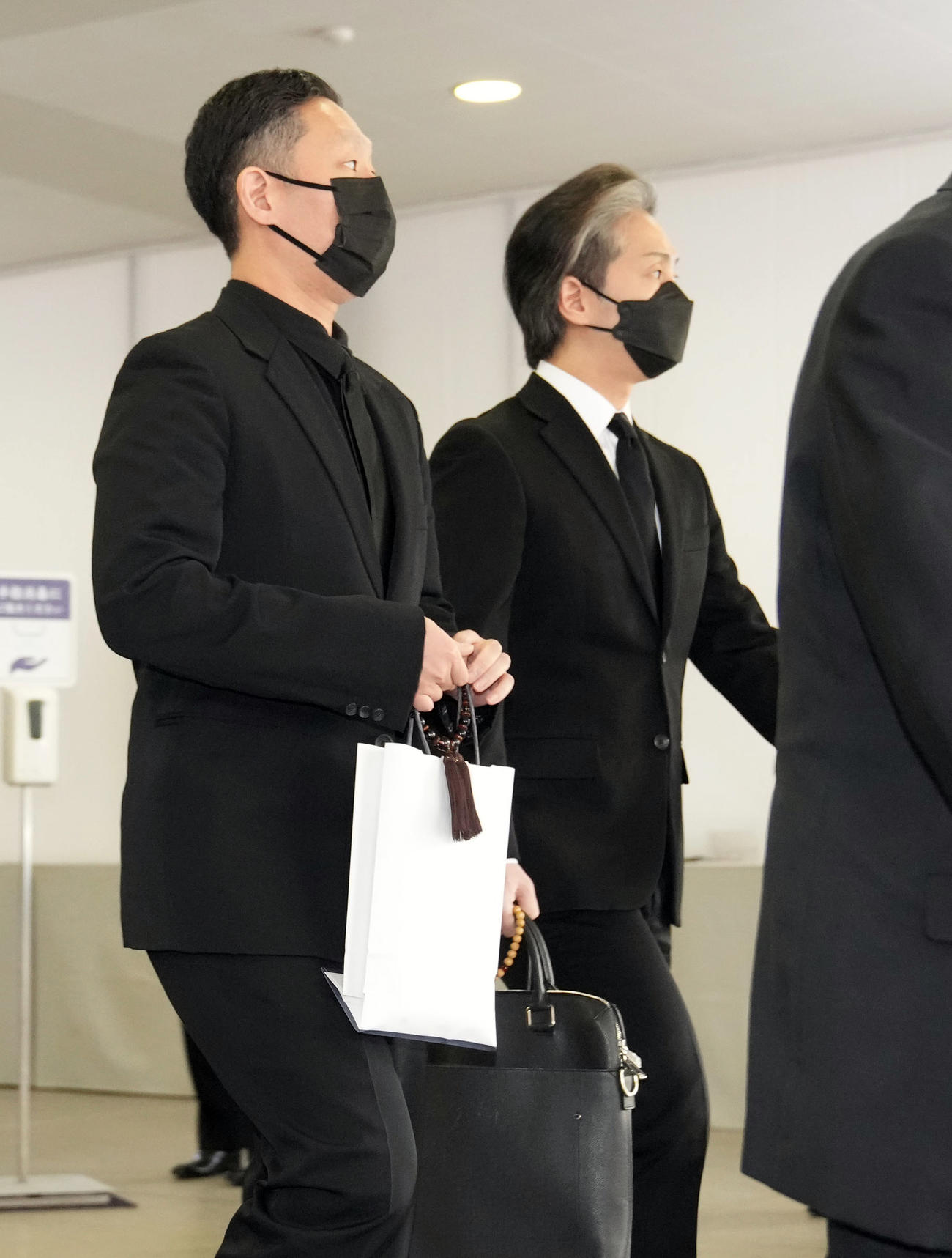扇千景さんの告別式で引き揚げる中村勘九郎（左）と中村七之助（撮影・狩俣裕三）