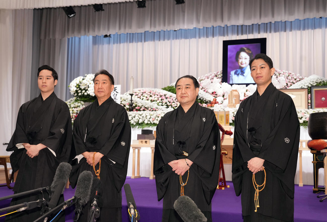 扇千景さんの告別式の前に祭壇を背に思い出を語る長男の中村鴈治郎（右から2人目）。左から孫の中村虎之介、次男の中村扇雀、1人おいて孫の中村壱太郎（撮影・狩俣裕三）