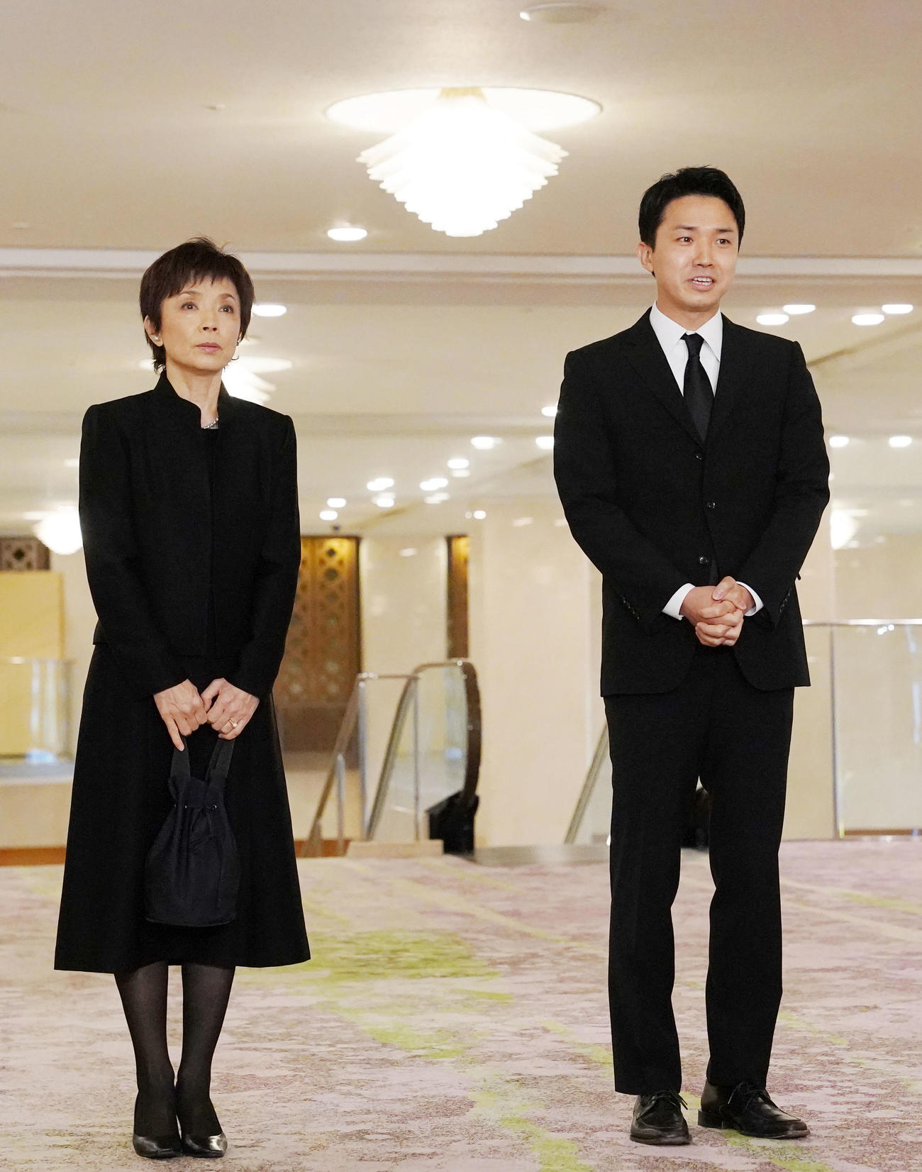 渡辺徹さんのお別れの会の前に、報道陣にあいさつする妻の榊原郁恵（左）と長男の渡辺裕太（撮影・狩俣裕三）