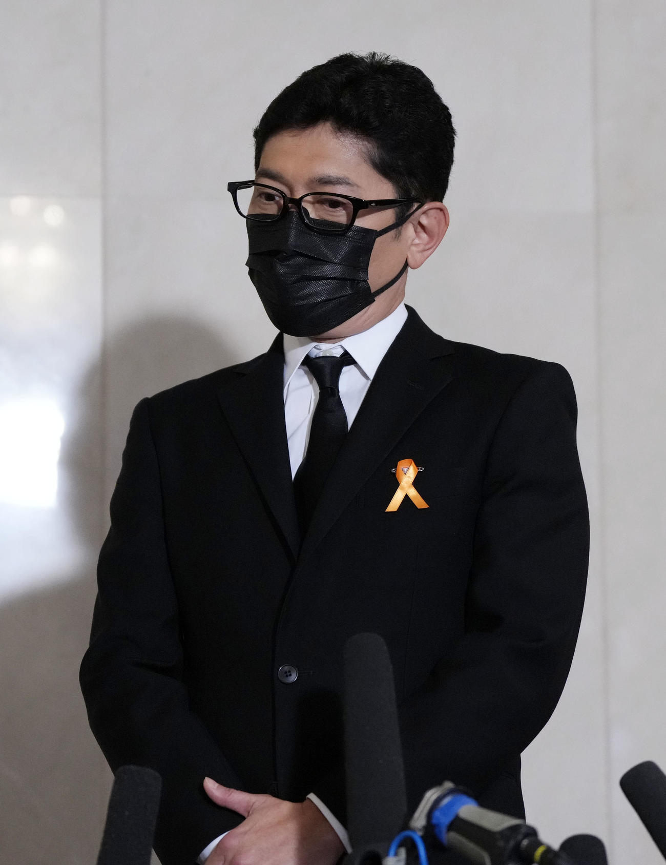 渡辺徹さんのお別れの会を終え、思い出を語る薬丸裕英（撮影・狩俣裕三）