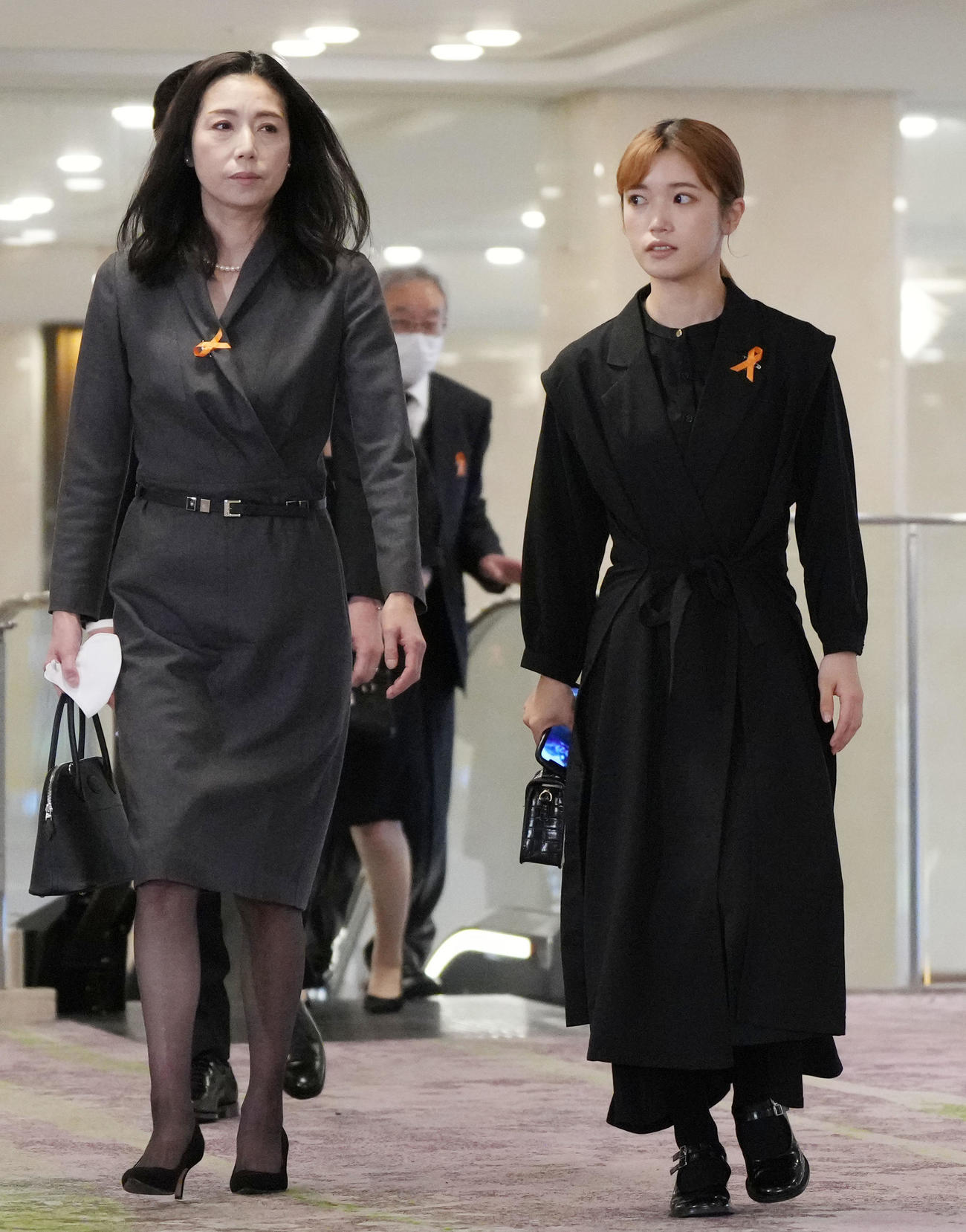 渡辺徹さんのお別れの会に参列する高橋ひとみ（左）と美山加恋（撮影・狩俣裕三）