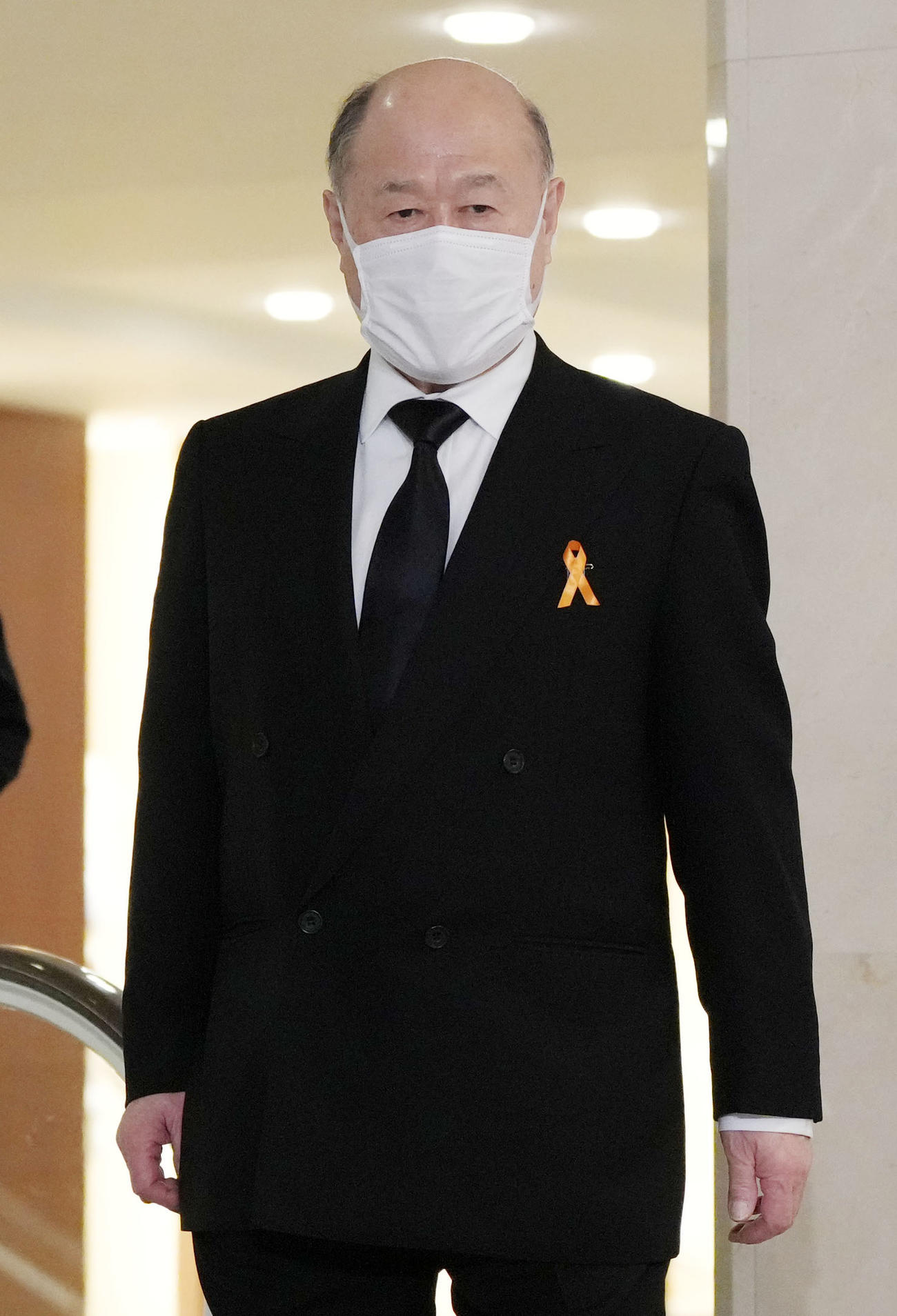 渡辺徹さんのお別れの会に参列する角野卓造（撮影・狩俣裕三）