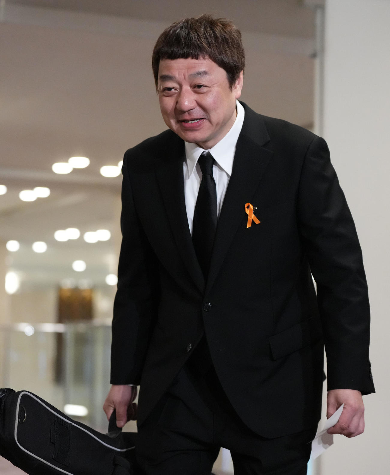 渡辺徹さんのお別れの会に参列するポカスカジャンのタマ伸也（撮影・狩俣裕三）