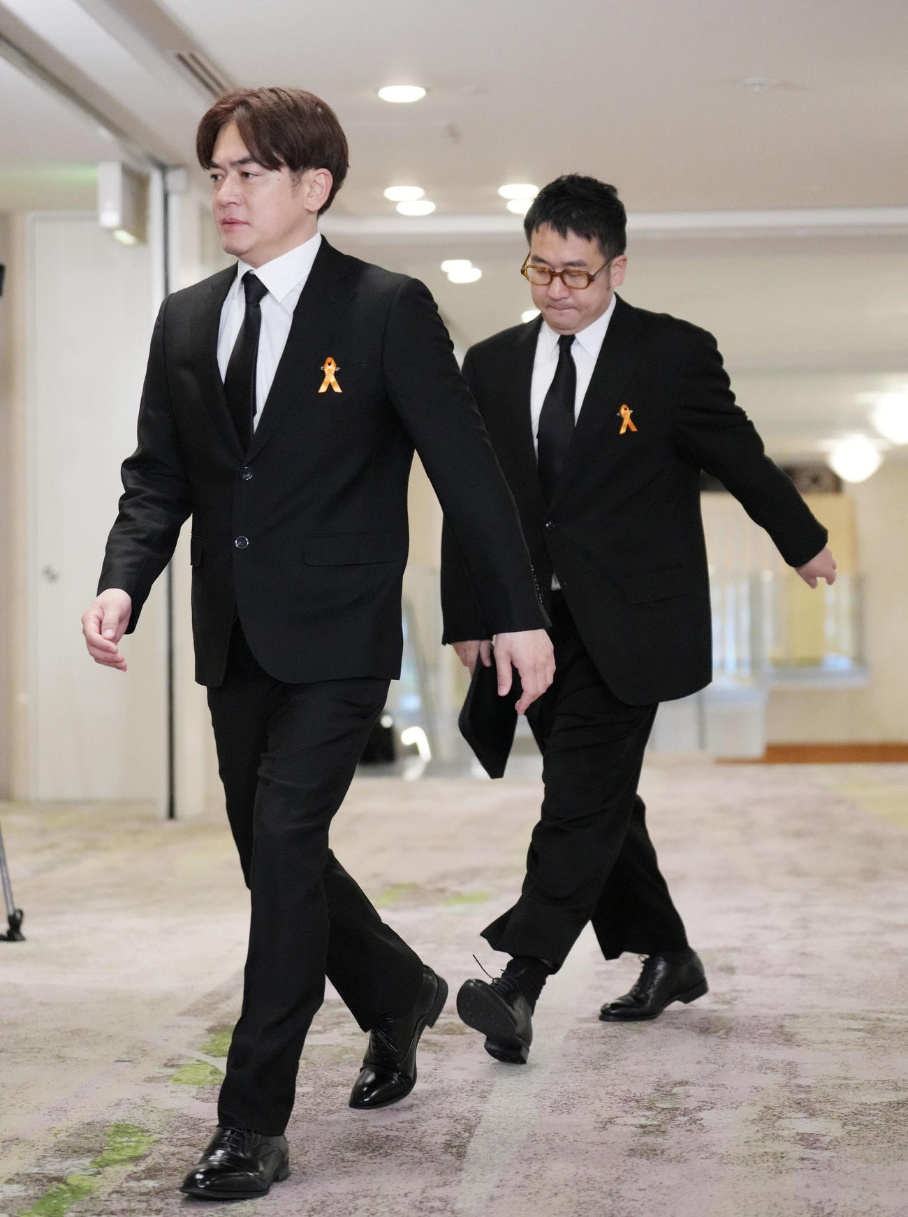 渡辺徹さんのお別れの会に参列するなすなかにしの那須晃行（左）と中西茂樹（撮影・狩俣裕三）