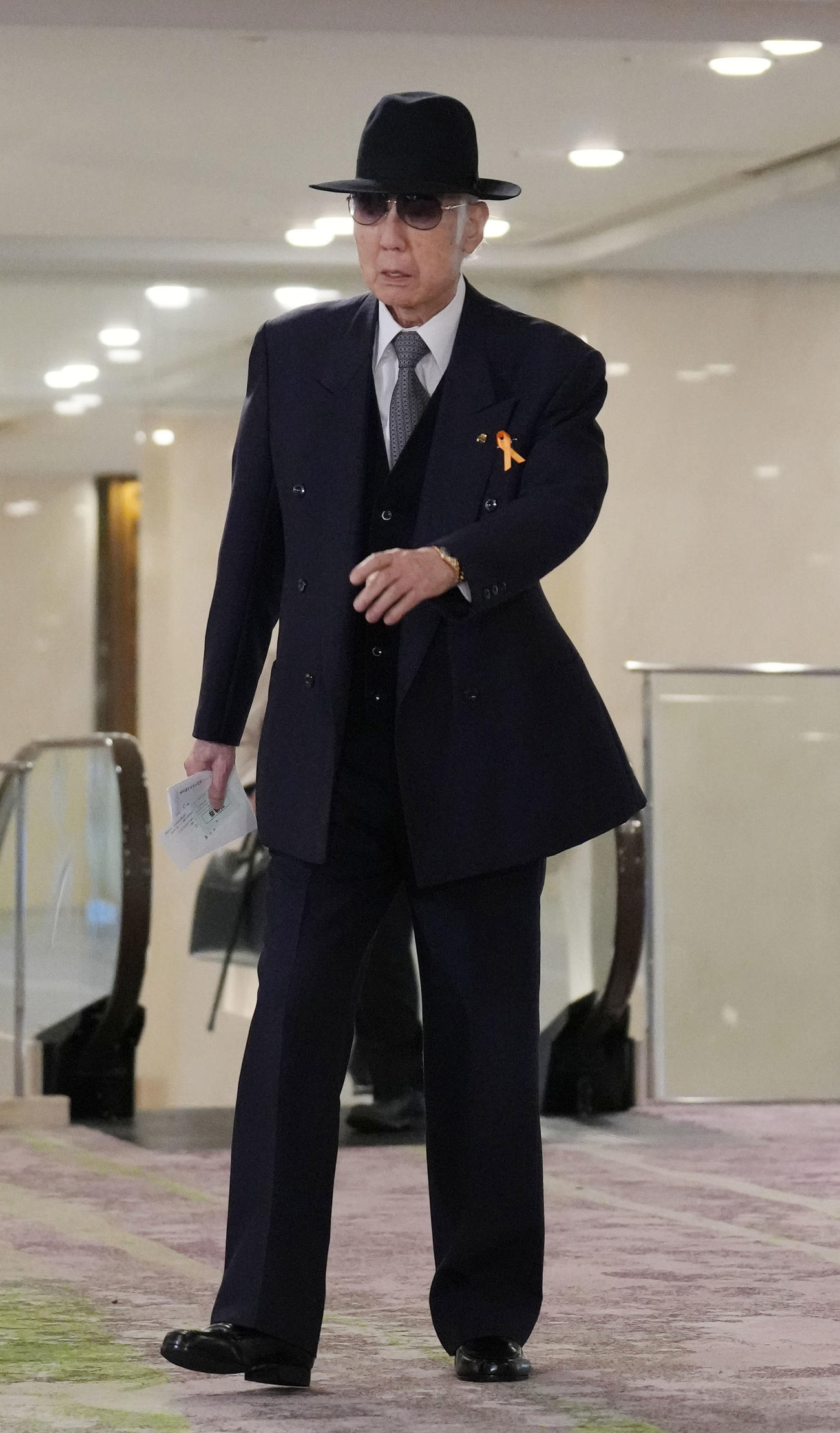 渡辺徹さんのお別れの会に参列する八名信夫（撮影・狩俣裕三）