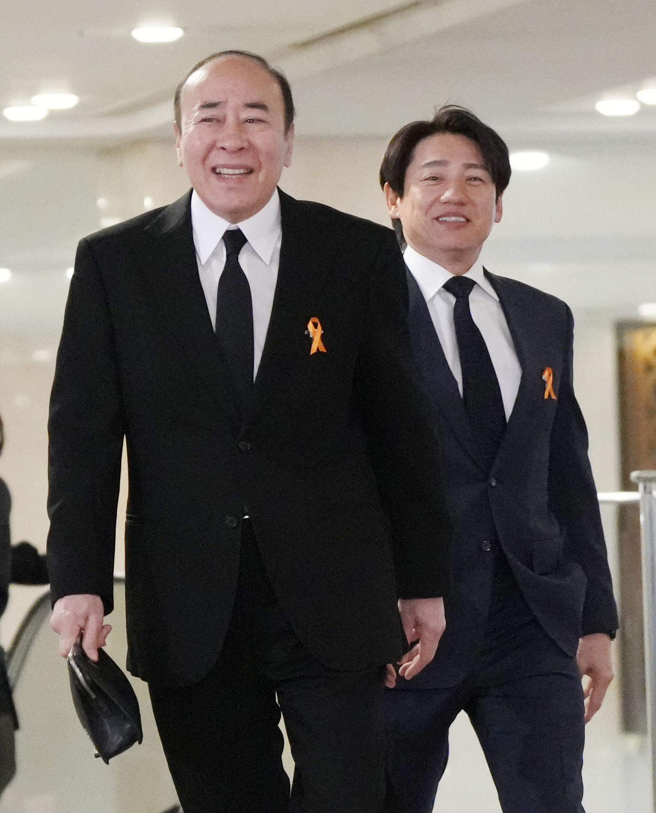 渡辺徹さんのお別れの会に参列するモト冬樹（左）と池谷幸雄（撮影・狩俣裕三）