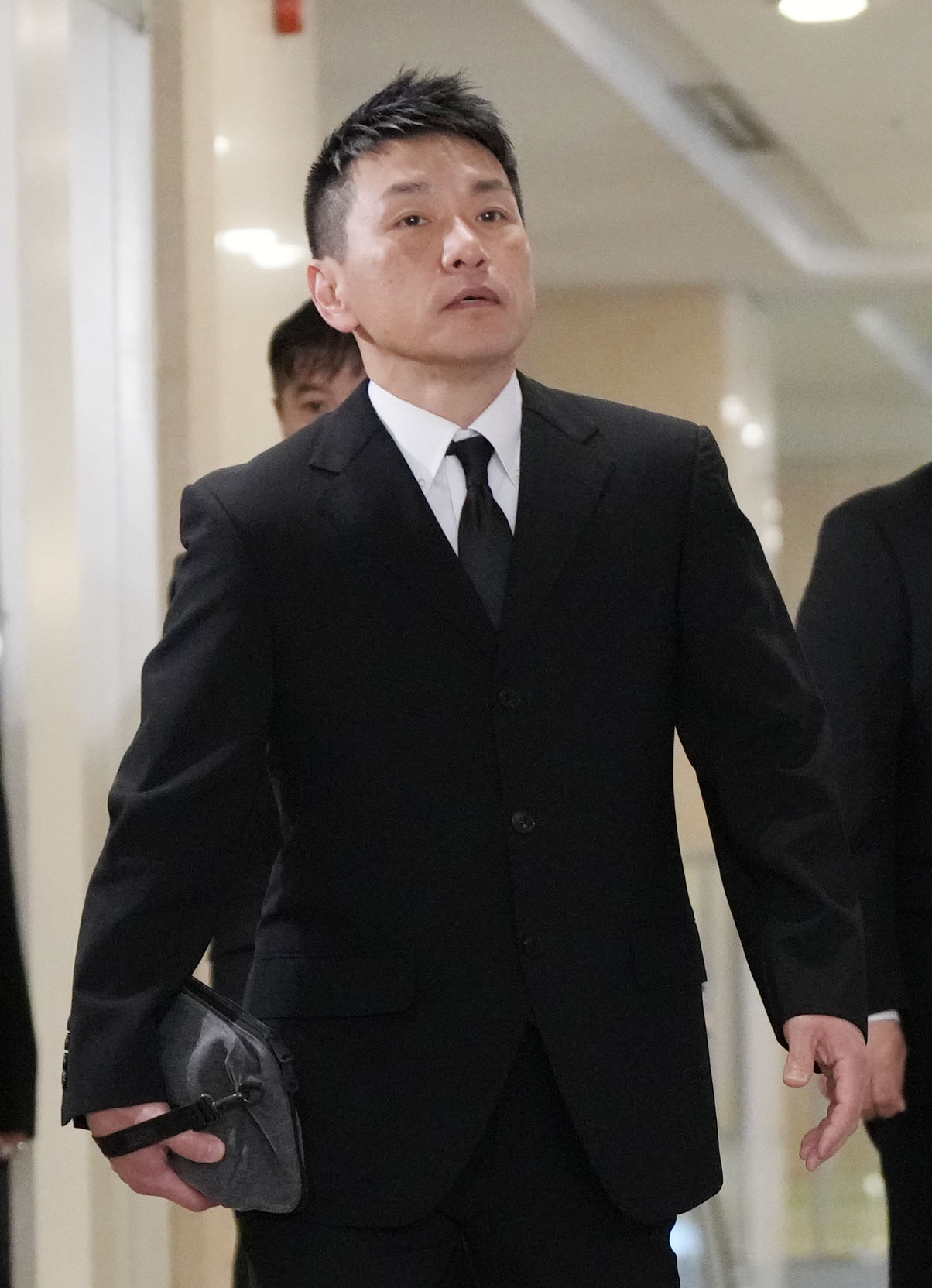 渡辺徹さんのお別れの会に参列するますだおかだの増田英彦（撮影・狩俣裕三）