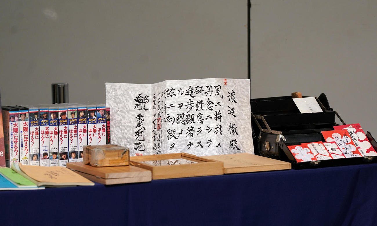 渡辺徹さんのお別れの会に飾られた「太陽にほえろ！」のビデオなどのゆかりの品（撮影・狩俣裕三）