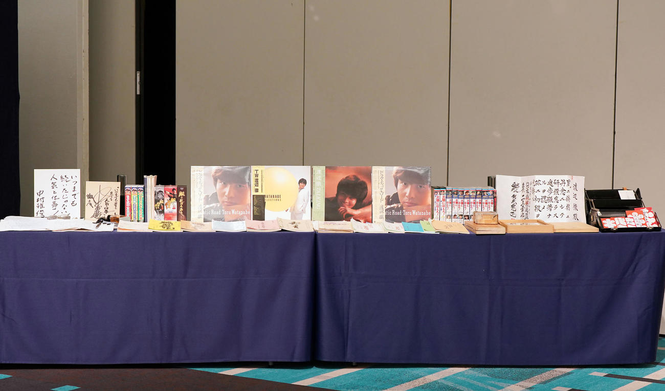 渡辺徹さんのお別れの会に飾られたゆかりの品（撮影・狩俣裕三）