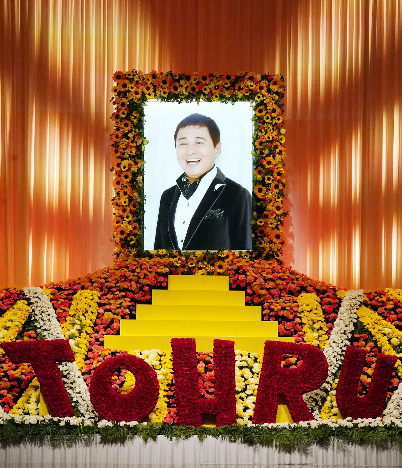 渡辺徹さんのお別れの会で設置された祭壇（撮影・狩俣裕三）