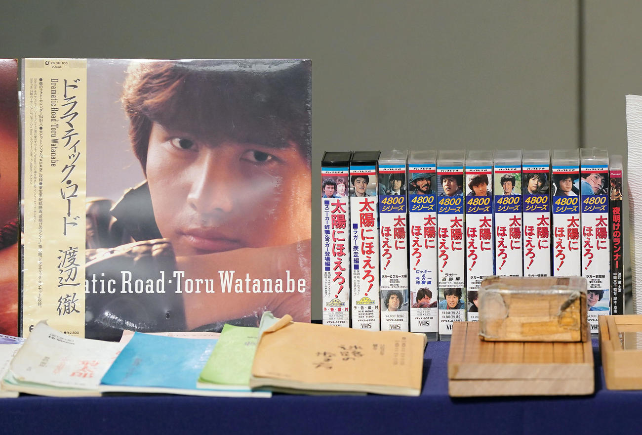 渡辺徹さんのお別れの会に飾られた「太陽にほえろ！」のビデオなどのゆかりの品（撮影・狩俣裕三）