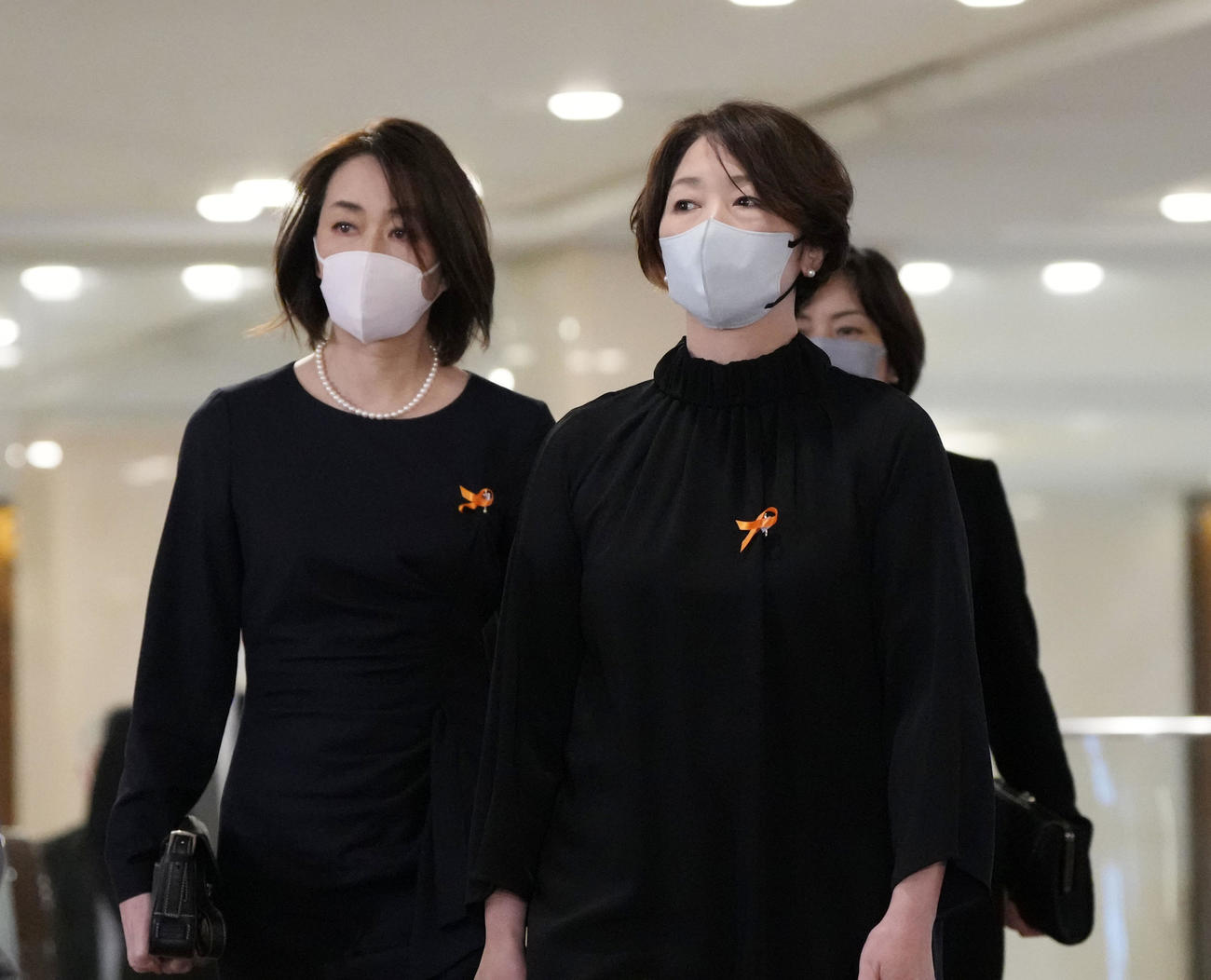 渡辺徹さんのお別れの会に参列する長野智子（左）と中井美穂（撮影・狩俣裕三）