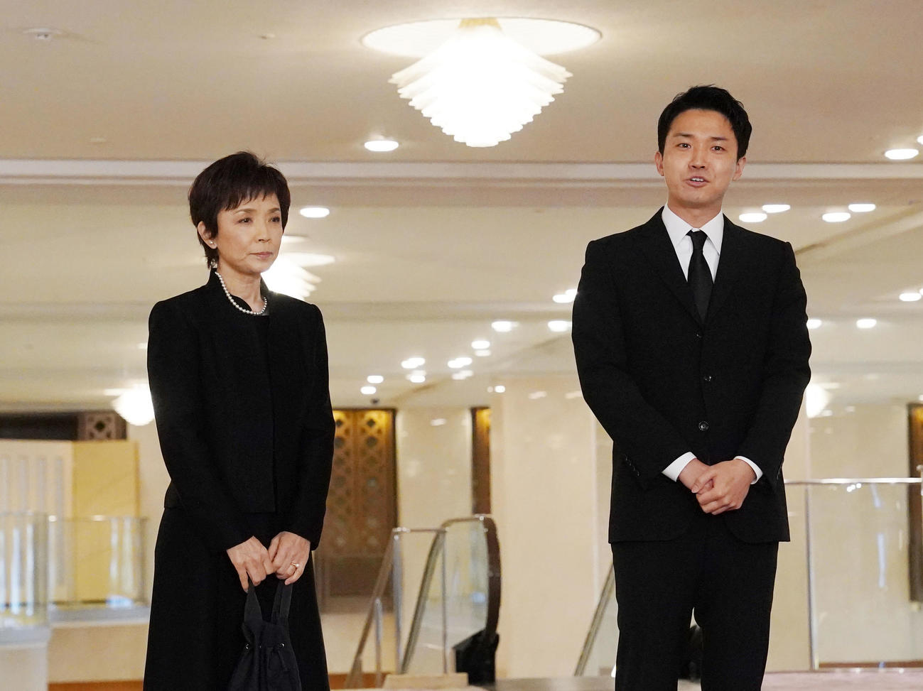 渡辺徹さんのお別れの会の前に、報道陣にあいさつする妻の榊原郁恵（左）と長男の渡辺裕太（撮影・狩俣裕三）