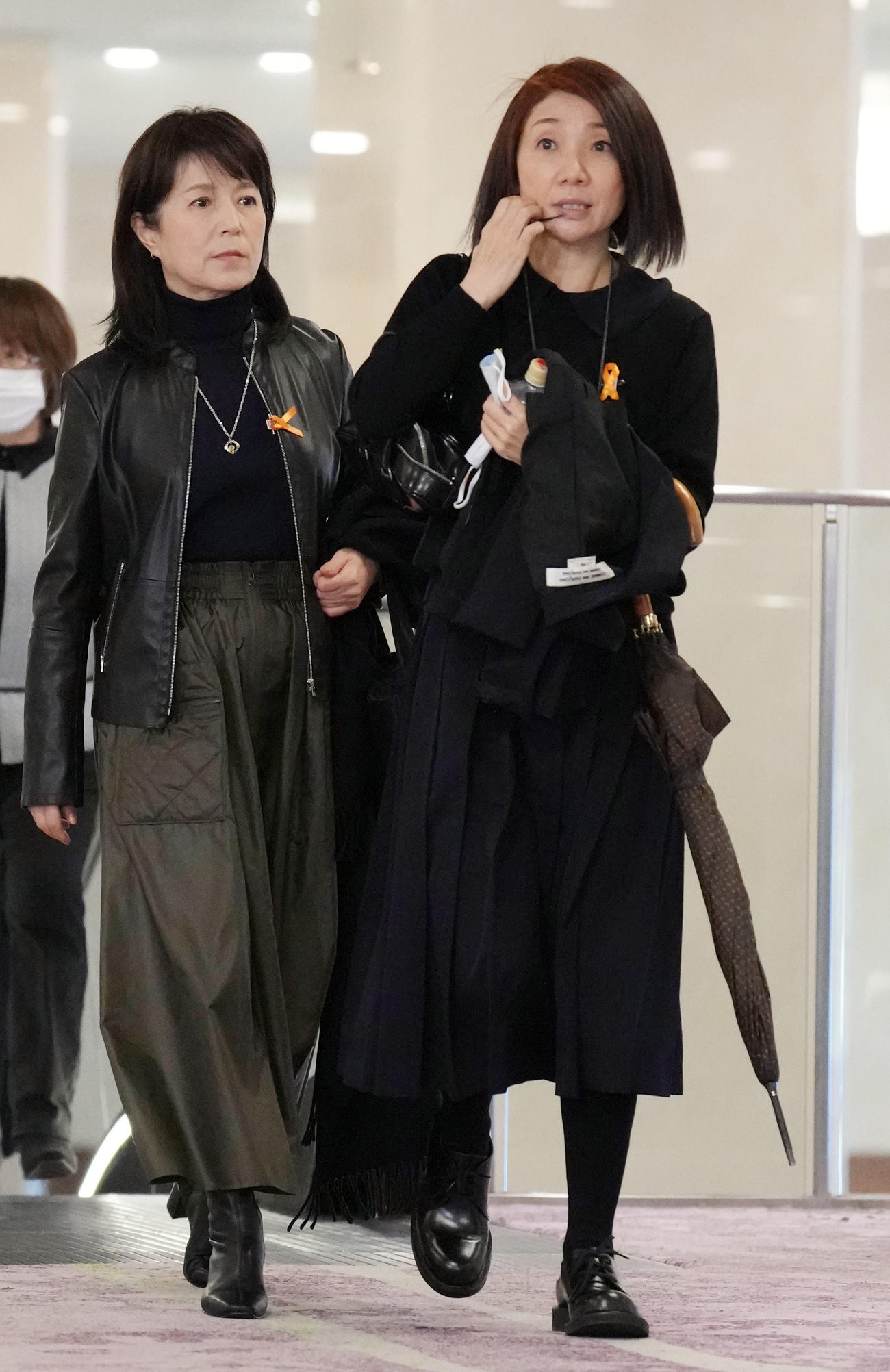 渡辺徹さんのお別れの会に参列する磯野貴理子（左）と松居直美（撮影・狩俣裕三）