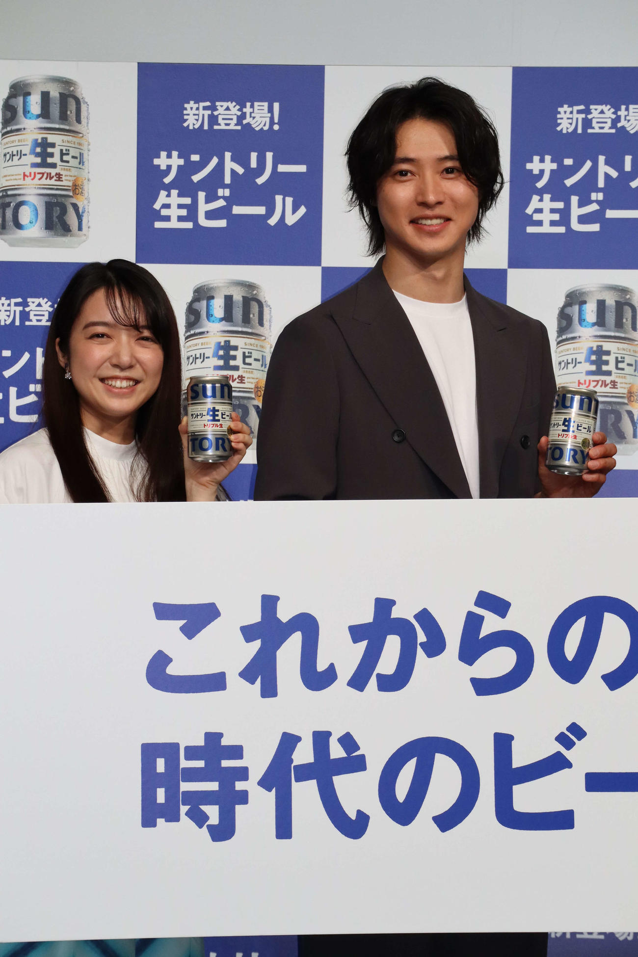 サントリー生ビールの新CM発表会に出席した山崎賢人、上白石萌音