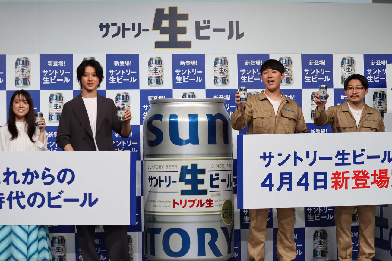 サントリー生ビールの新CM発表会に出席した、左から上白石萌音、山崎賢人、オズワルドの畠中悠と伊藤俊介
