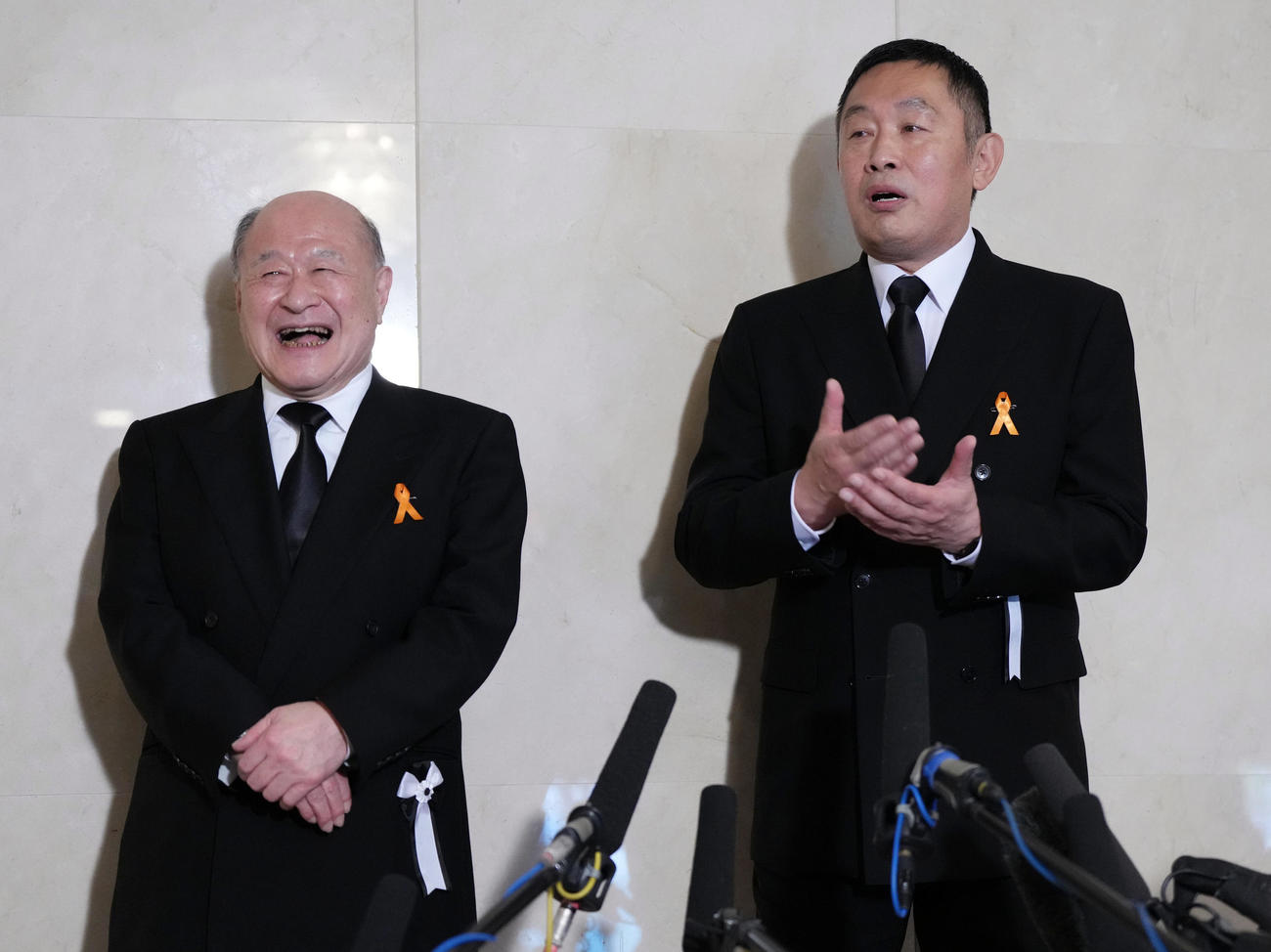 渡辺徹さんのお別れの会を終え、思い出を笑顔で語る角野卓造（左）と内藤剛志（撮影・狩俣裕三）