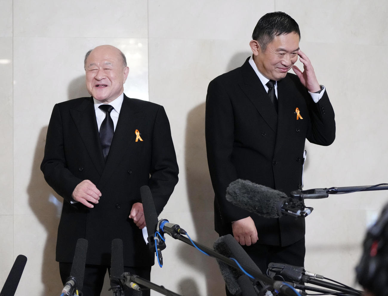 渡辺徹さんのお別れの会を終え、思い出を笑顔で語る角野卓造（左）と内藤剛志（撮影・狩俣裕三）