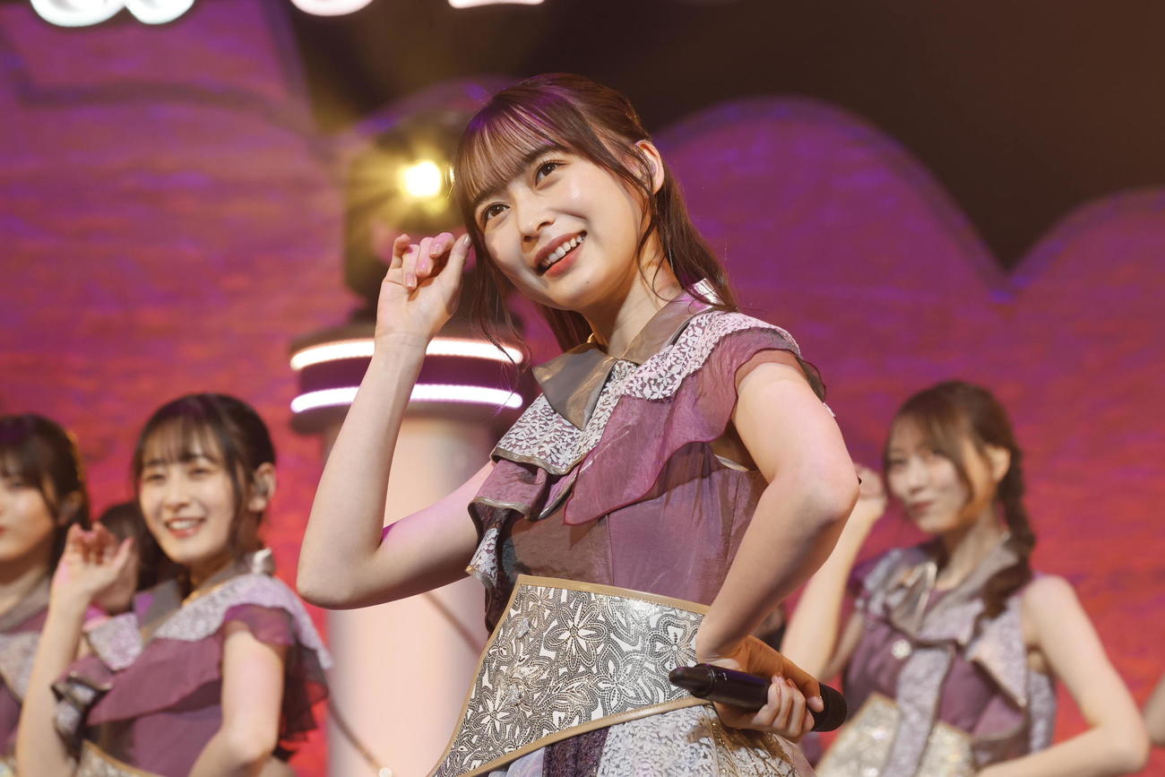 自身の卒業セレモニーでパフォーマンスする乃木坂46鈴木絢音