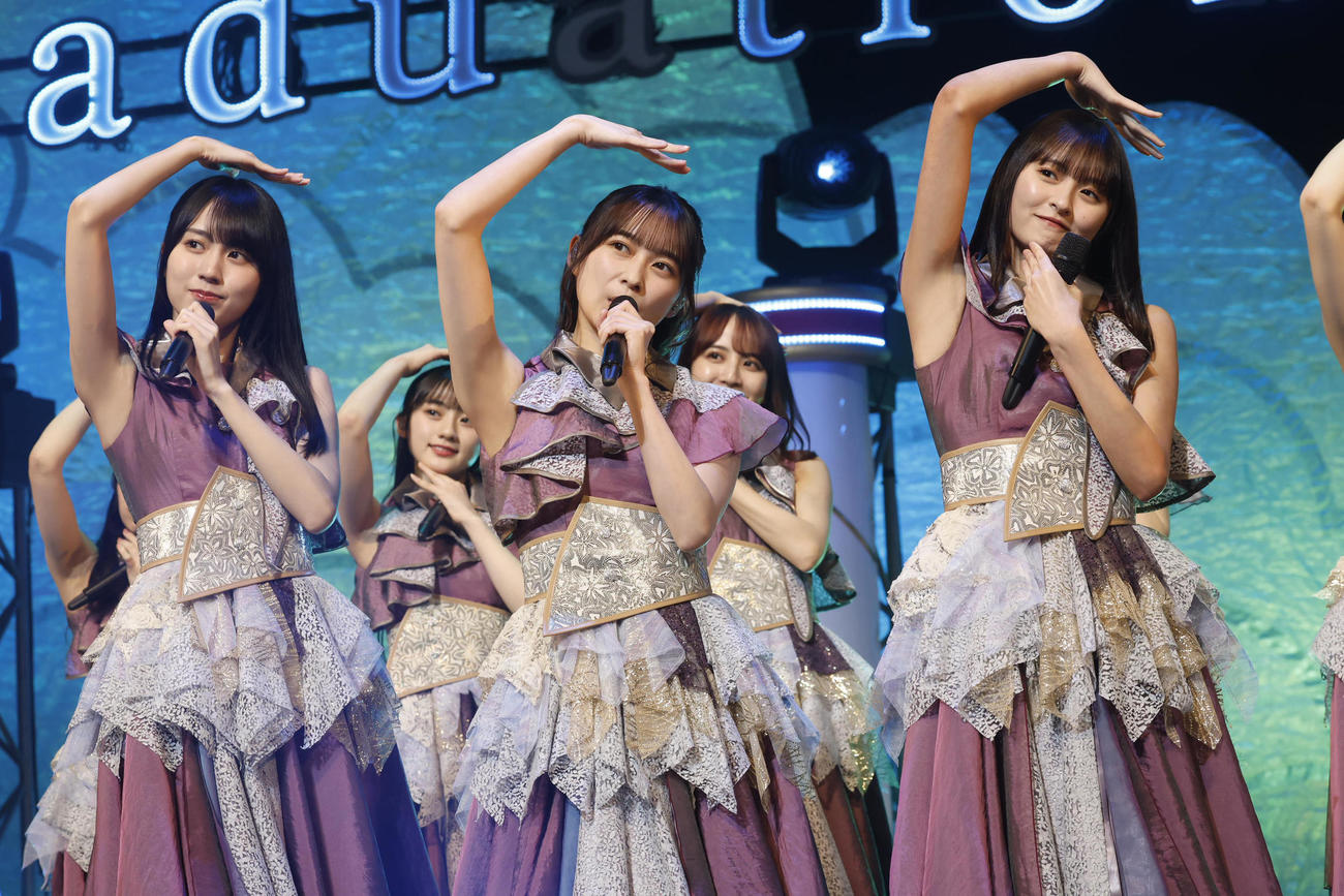 自身の卒業セレモニーでパフォーマンスする乃木坂46鈴木絢音（中央）。左は賀喜遥香、右は遠藤さくら