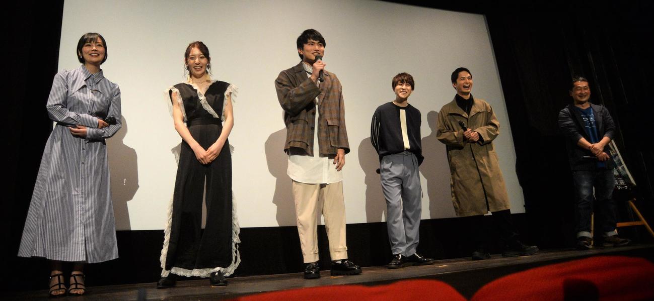 「妖獣奇譚　ニンジャVSシャーク」完成披露上映会に登壇する、左から長野じゅりあ、宮原華音、平野宏周、西銘駿、中村優一、坂本浩一監督