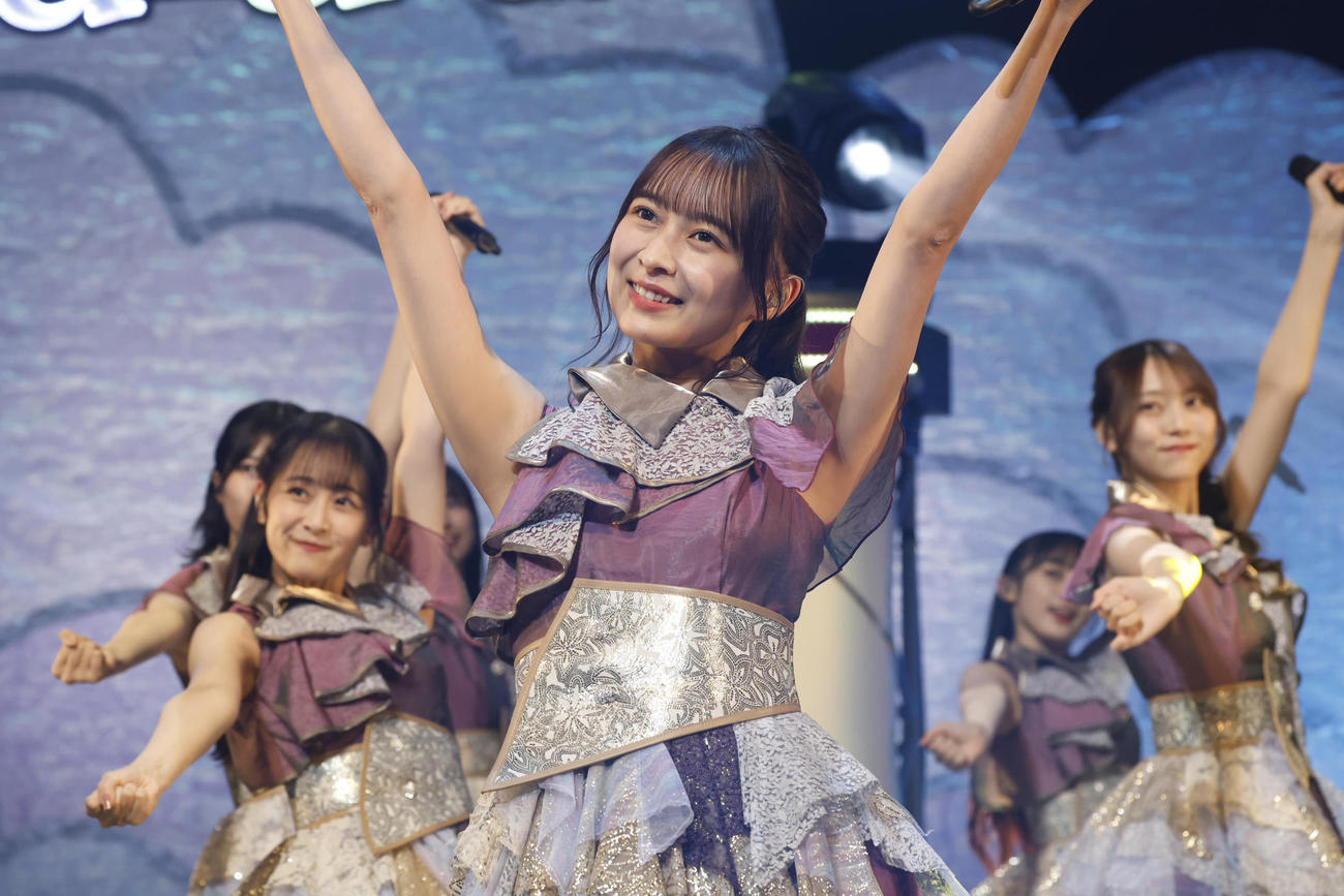 自身の卒業セレモニーでパフォーマンスする乃木坂46鈴木絢音