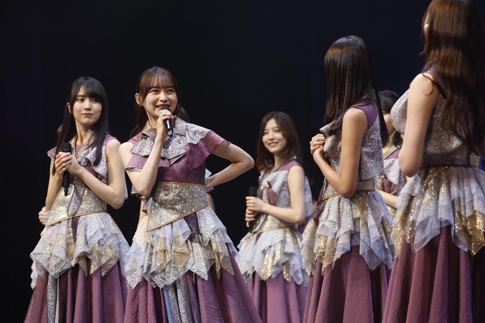 自身の卒業セレモニーで笑顔を見せる乃木坂46鈴木絢音（左から2人目）