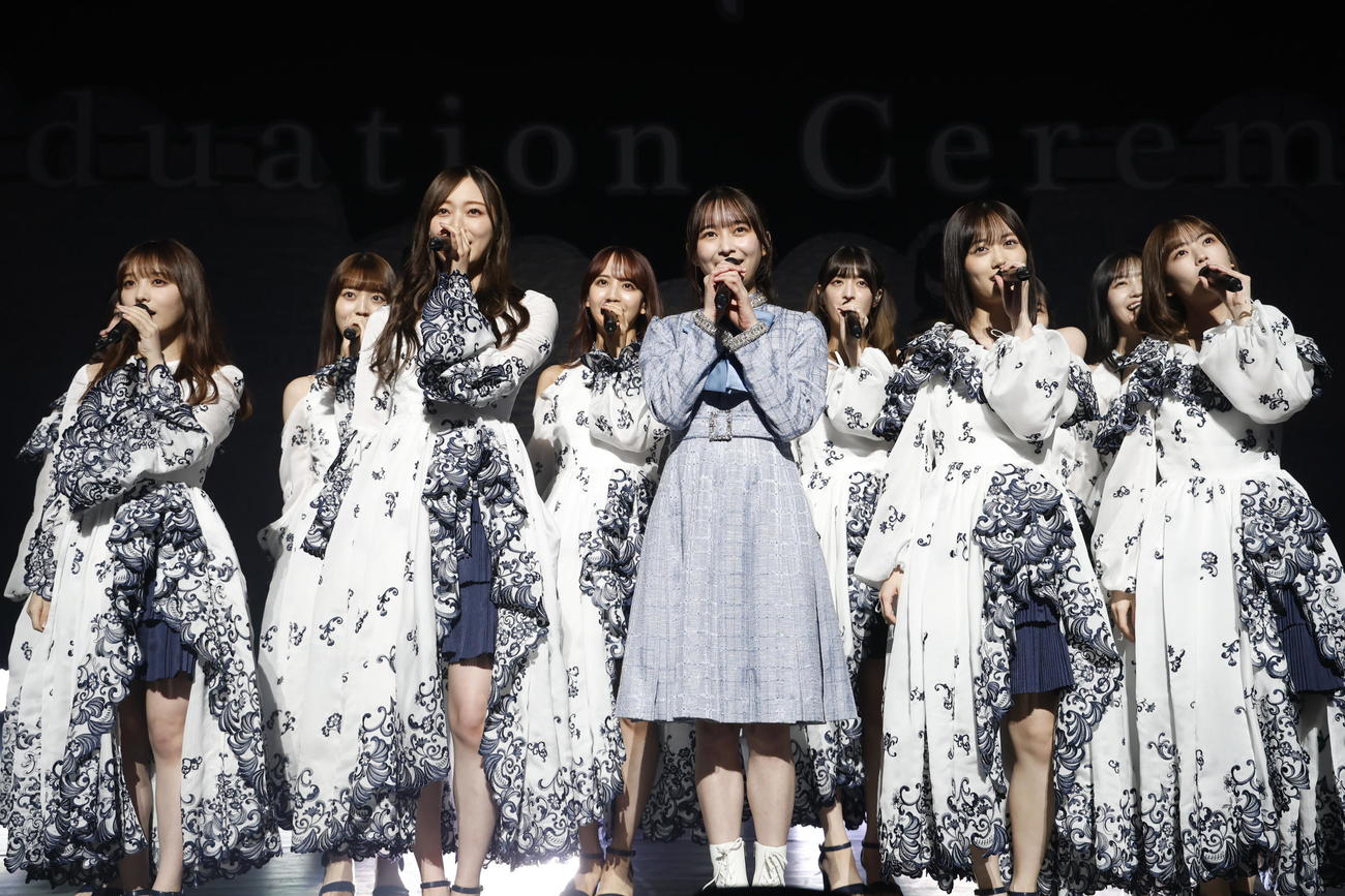 自身の卒業セレモニーでパフォーマンスする乃木坂46鈴木絢音（中央）。前列左から与田祐希、梅澤美波、1人おいて山下美月、久保史緒里