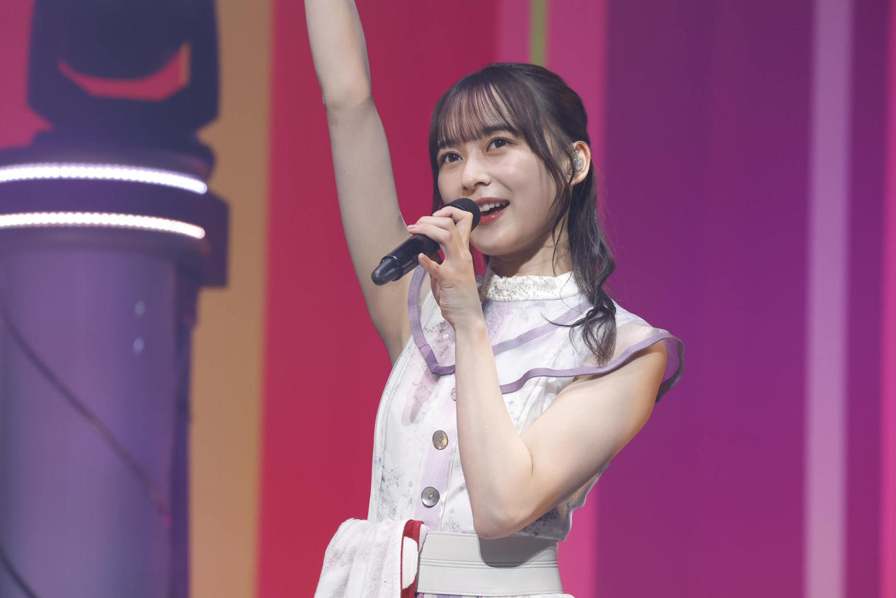 自身の卒業セレモニーでパフォーマンスする乃木坂46鈴木絢音